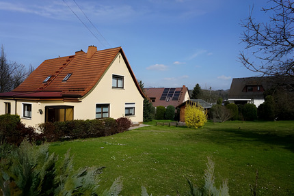 Doppelhaushälfte Einfamilienhaus mit großem Grundstück - Weischlitz