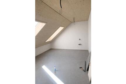 Moderne, lichtdurchflutete Dachgeschosswohnung mit großem Balkon - Blumberg