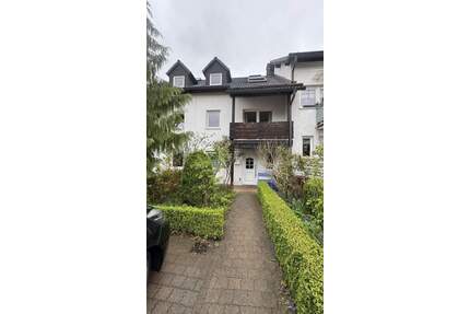 Charmantes Reihenhaus mit Garten in 08280 Aue + Garagen