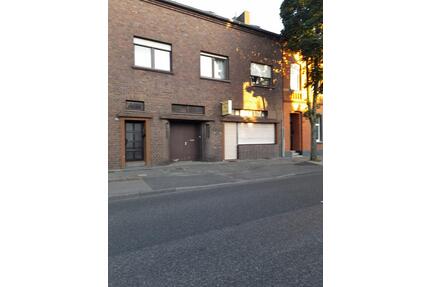 Haus mit Ladenlokal - 1.200,00&nbsp;EUR Kaltmiete, ca.&nbsp; 126,00&nbsp;m&sup2; in Grevenbroich (PLZ: 41515)