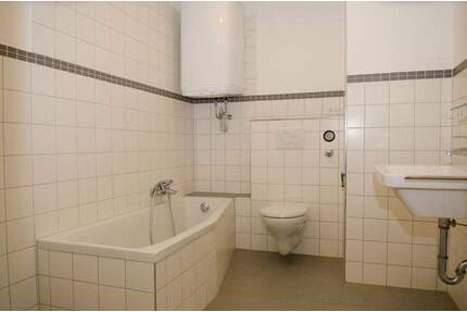 Schöne renovierte 2-Zi-Altbauwohnung und EBK in Bogen Zentrum