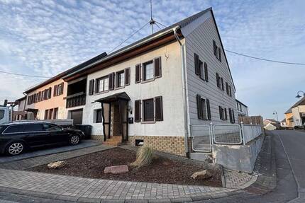 Wohnhaus mit Garten im Ortskern von Monzelfeld