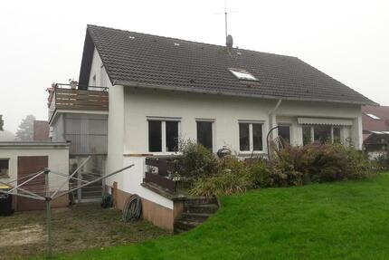 Freistehendes 2-Fam. Haus mit 3 Garagen, Stellplätzen und Garten - Wiernsheim