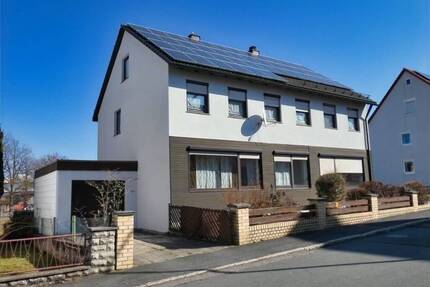 Attraktives Zweifamilienhaus mit Garagen, Photovoltaik und soliden Mieteinnahmen - Auerbach