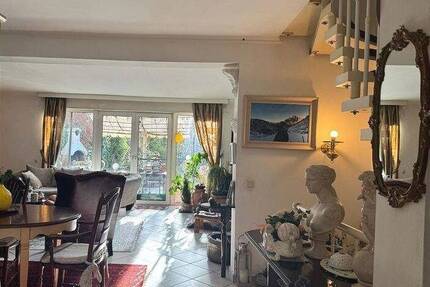 Traumhaftes helles Reihenhaus teimöbliert Terrasse Stellplatz Kamin 4 Schlazimmer zentral eigene E-Ladestation reichlich Nutzfläche - Hamburg Schnelsen
