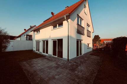 Bezugsfreies 5-Zi. EFH mit Terrasse, Garten und Garage in Tegernheim