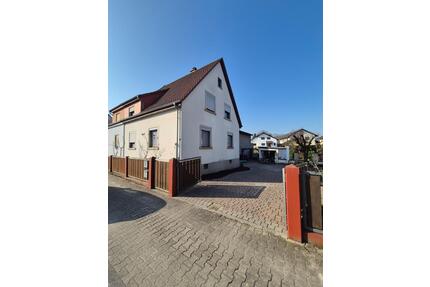 Geräumige, teilsanierte 6-Zimmer Doppelhaushälfte in Linkenheim - Linkenheim-Hochstetten