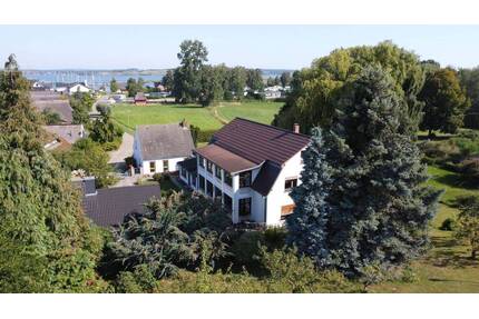Großzügiges Anwesen zum Wohnen und Vermieten und zusätzlichen Baugrundstücken in Gager auf Rügen