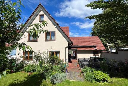 Großzügiges 1-2Familienhaus, überwiegend renoviert, mit 40m² Garage in guter Lage von Uhingen.