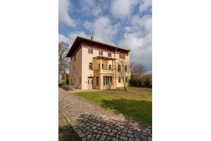 Haus zum Kaufen in Potsdam 2.100.000,00 € 398.26 m²