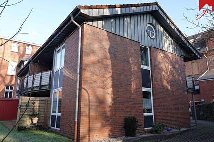 Gemütliche, zentrumsnahe Obergeschosswohnung mit zwei Balkonen und Fahrstuhl für Personen ab dem 45. Lebensjahr! - Aurich Innenstadt