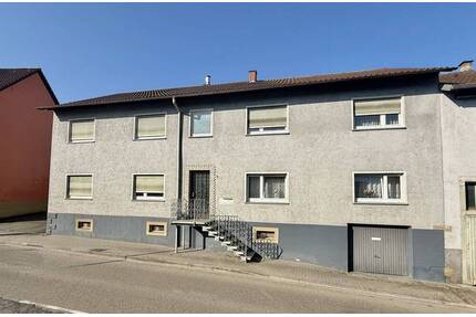 Großzügiges Dreifamilienhaus mit Nebengebäuden bietet sagenhaftes Entwicklungspotenzial und viel Platz für neue Ideen. - Oberderdingen Flehingen