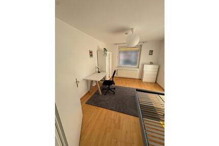 Möbliertes Zimmer (18m2) in 3er-Frauen-WG - in Glinde