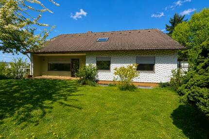 Einfamilienhaus mit Einliegerwohnung, Garage, Carport und Garten - Weißenburg