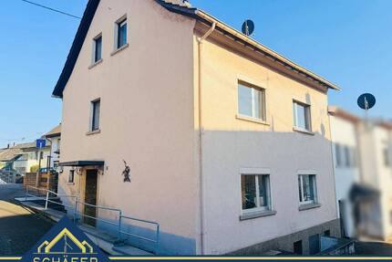 Renovierungsbedürftiges Reihenendhaus mit Potential in zentraler Lage von Dillingen-Diefflen - Dillingen / Diefflen