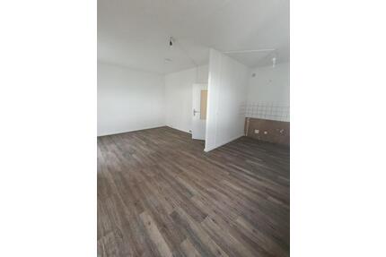 4-Raum-Wohnung mit Badewanne und Balkon, frisch gestrichen und mit neuem Bodenbelag - Halle (Saale) Silberhöhe