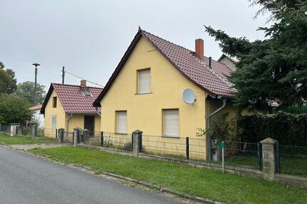 Kleines Grundstück mit Nebengelass und Einfamilienhaus - Luckau