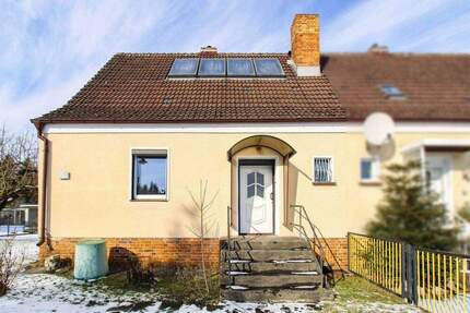 Bezugsfrei: Sanierungsbedürftige Doppelhaushälfte mit viel Potenzial und großem Garten - Bernau bei Berlin Schmetzdorf