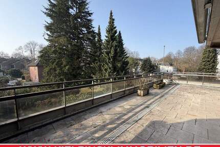 Über den Dächern von Blankenese: helles 3-Zi.-Penthouse mit gr. Dachterrasse, 2 Bädern + TG-Stellplatz - Hamburg