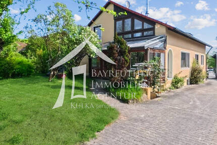 Vielseitiges Zweifamilienhaus mit Hallenflächen, Mieteinnahmen und ca. 2.000 m² Grundstück - Speichersdorf