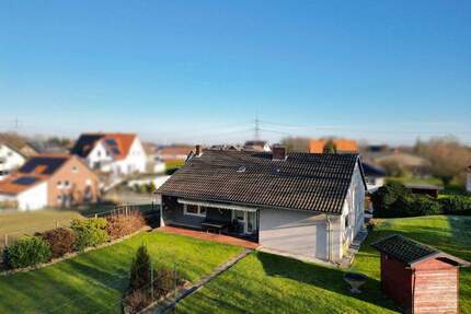 Zentral gelegenes, solides Wohnhaus auf großem Grundstück in Ense-Höingen