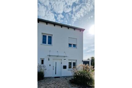 Moderne voll möblierte DHH - 2.900,00&nbsp;EUR Kaltmiete, ca.&nbsp; 130,00&nbsp;m&sup2; in Pilsting (PLZ: 94431)