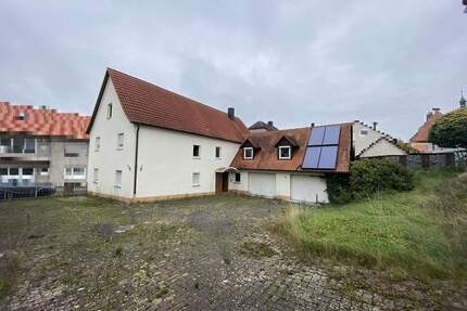 Familienfreundliches Ein- Zweifamilienhaus - inklusive 4 Garagen und offener Unterstellhalle - Diespeck