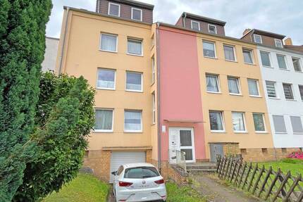 Attraktive, moderne Dachgeschosswohnung mit 4 Zimmern, teilüberdachter Terrasse und 2 Garagen - Hannover Bornum