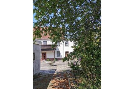 ehemaliger Dreiseitenhof mit Wohnhaus und Anbauten in Thallwitz