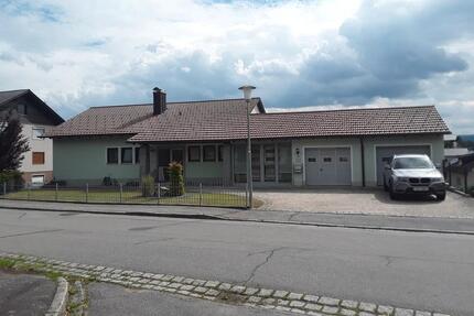 Wohnen im Bayrischen Wald. Gepflegtes Haus mit Einliegerwohnung - Böbrach