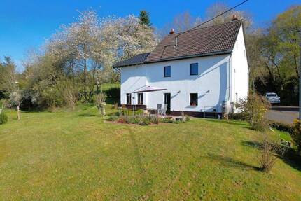 Freistehendes Einfamilienhaus mit Terrasse, Garten, Garage und Aussicht in Meisburg