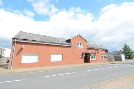 zentral gelegene Gewerbeimmobilie oder Bauplatz für Mehrfamilienhaus mit 2 Vollgeschossen - Büdelsdorf