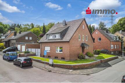 Freistehendes Zweifamilienhaus mit Garten, Balkon und 2 Garagen in bevorzugter Wohnlage am Rande des Zentrums - Herzogenrath