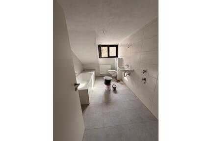 Renoviere DG Wohnung mit Garten und EBK zu vermieten - Neustadt an der Waldnaab