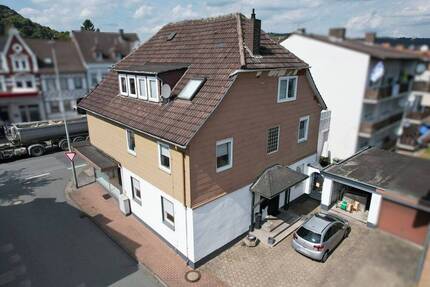 Provisionsfrei: Einfamilienhaus mit renovierter Gewerbeeinheit in Beverungen