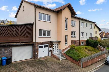 **Saniertes 2-Familien-Wohnhaus mit zwei Garagen in ruhiger Wohnlage** - Gelnhausen Höchst