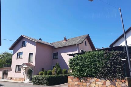 großes freistehendes Einfamilienhaus Garage und 7 Carportstellp. - Singhofen