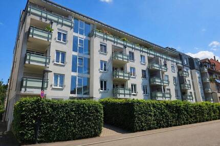 Gepflegte 2-Zimmer-Wohnung mit Balkon, Einbauküche und Tiefgaragenstellplatz in Freiburg-Wiehre
