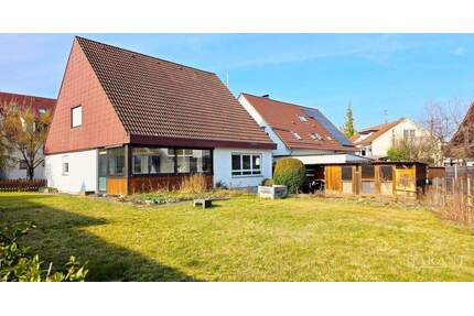 Attraktives Einfamilienhaus ca. 98 qm Wfl. + ca. 73 qm ausbaubar * zwei Bäder * große Garage - Bissingen an der Teck