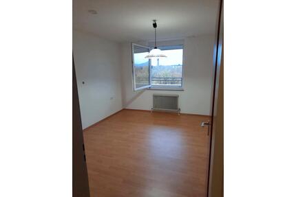 Helle 2,,5 Zimmerwohnung (Hochhaus) mit Balkon und Stellplatz - Reutlingen