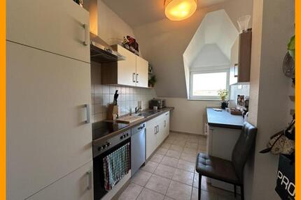 2 Raum DG-Wohnung - Bad mit Fenster, Wanne und Dusche - Gera