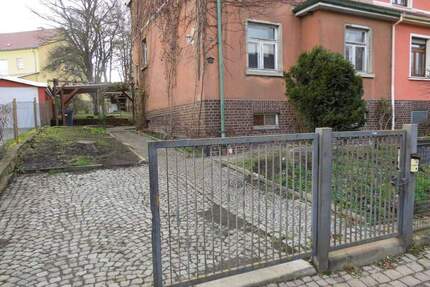 Stilvolles Einfamilienhaus (DHH) mit Zufahrt, Carport und Hausgarten in beliebter Wohnlage von Werdau zu verkaufen! D...