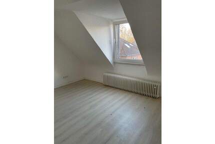 3 NKM frei bei Anmietung ! Schöne renovierte 3 Zimmer Dachgeschoss Wohnung in Duisburg zu vermieten