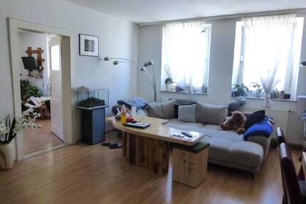 ALTBAU-LIEBHABER AUFGEPASST! Hübsche, heimelige 4 ZW im 2. OG mit Einbauküche, Wannenbad, Garage in bevorzugter Lage im Norden Nürnbergs.
