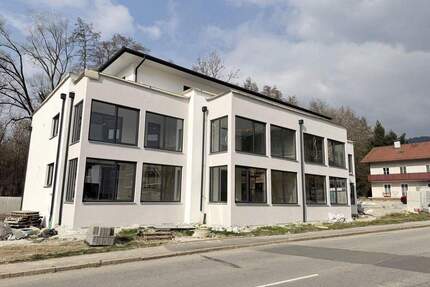 Erstbezug! 2-Zimmer-Neubau mit Garten, Süd-Loggia & EBK - Deggendorf-Mietraching