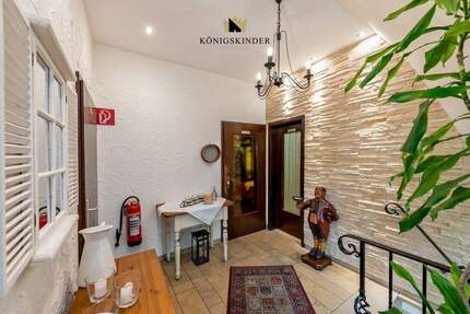 Freistehendes Gebäude mit Gaststätte und Wohnung im Ortskern von Scharnhausen - Ostfildern