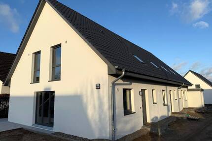 ...Neubau Erstbezug! Attraktives und modernes MRH mit S- W Terrasse und zwei Stellplätzen - Schwarzenbek