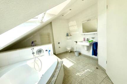 Dachgeschosswohnung mit Wohlfühlgarantie, schön gestalteten Bädern und einem Stellplatz. - Duisburg Friemersheim