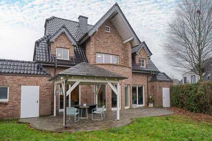 Haus zum Kaufen in Krefeld 695.000,00 € 185.84 m²