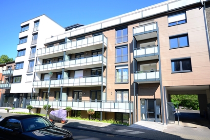 Moderne und großzügige 5 Zimmer-Wohnung über zwei Etagen mit separatem Eingang und Einbauküche - Düsseldorf